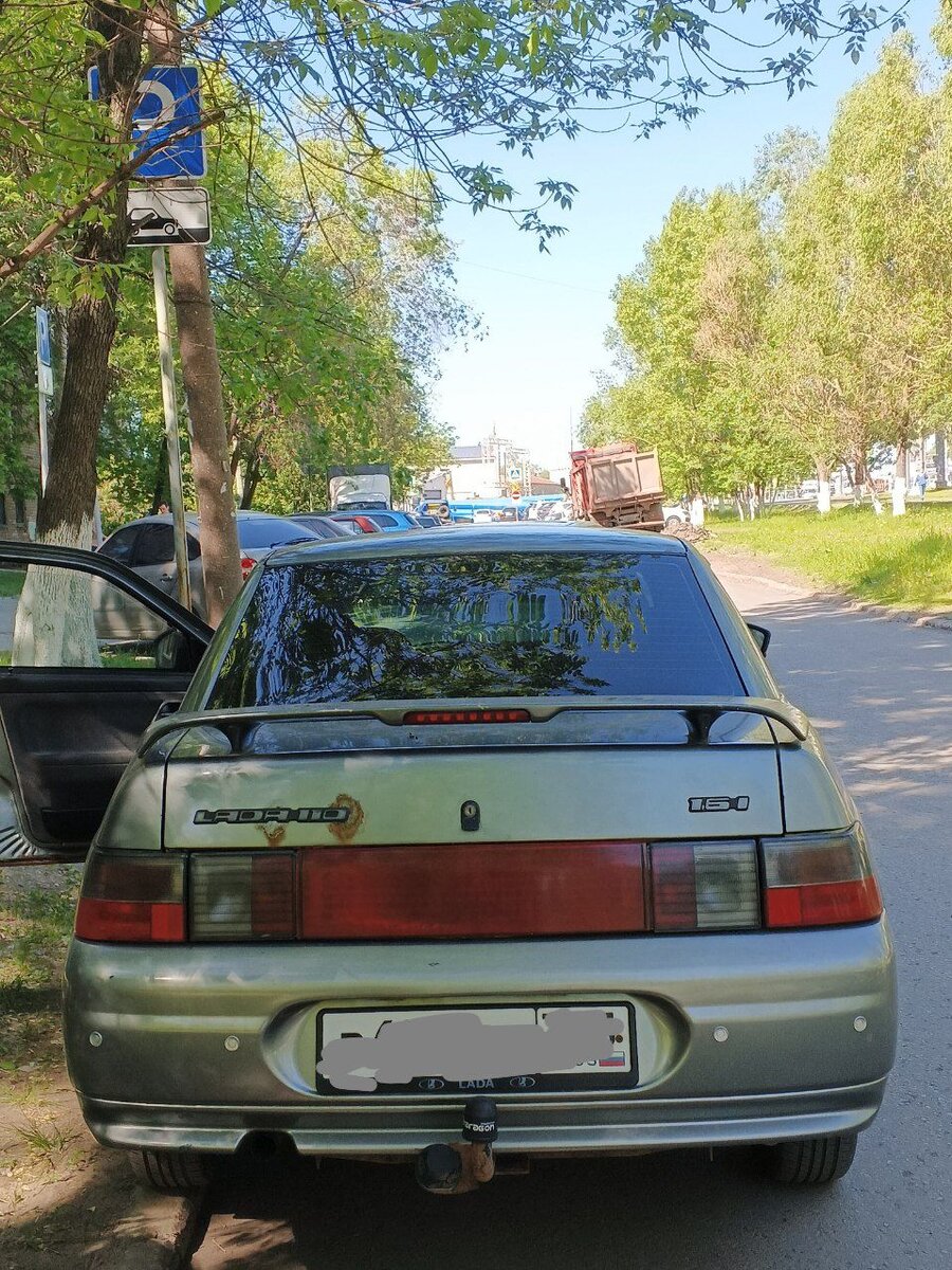 Сзади даже парктроники есть, правда работают только при выключенном свете фар