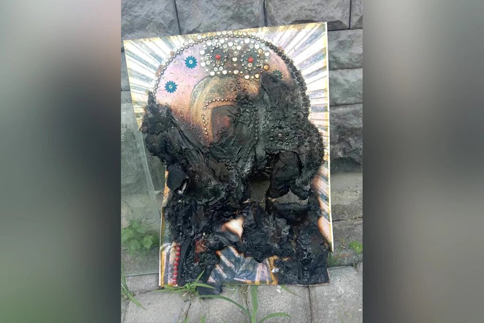 Икона красками на дереве. Можно сжигать иконы. Сожженные церкви и иконы. Жженые иконы. Можно сжигать иконы.