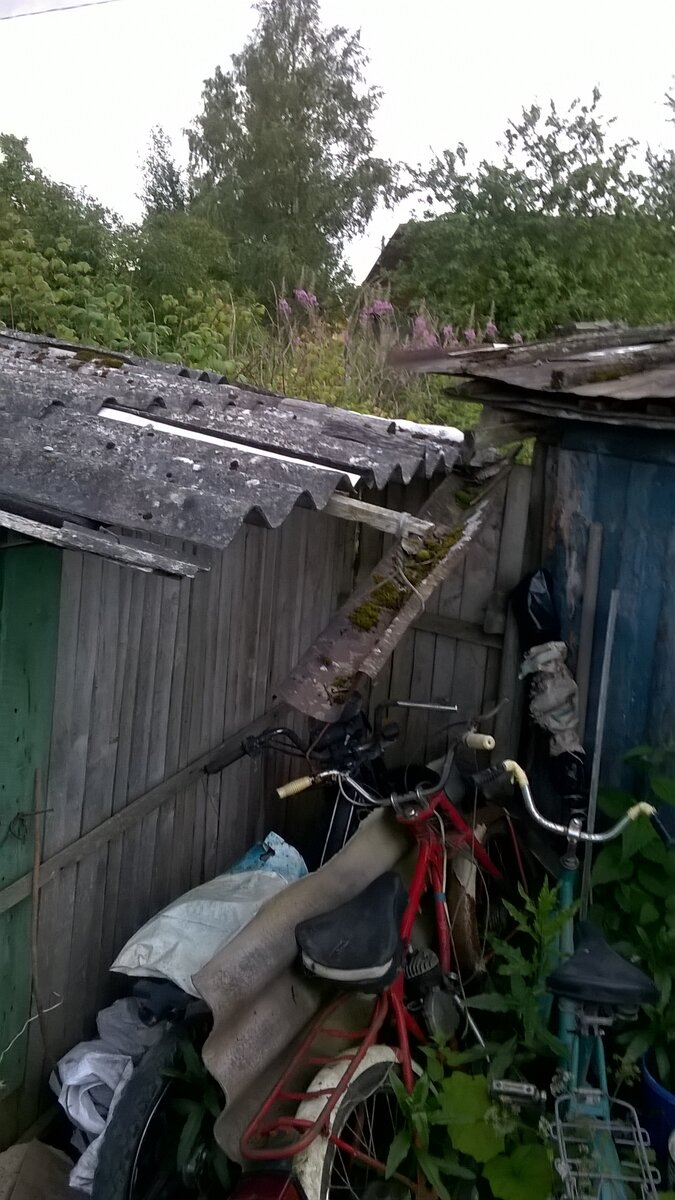 Все эти сарайки до верху забиты хламом