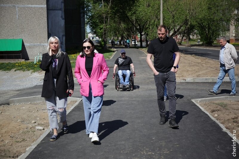    На участке от Молодежной до Окинина отремонтировали дорогу, тротуары, поставили новые бордюры, сделали разметку и установили дорожные знаки, вскоре восстановят газоны. Гарантия на ремонт - четыре года.