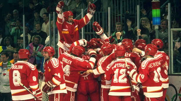 23 февраля 1992 года. Мерибель. Хоккеисты сборной СНГ с золотыми медалями после победы над Канадой в финале Олимпиады в Альбервиле. Фото Getty Images
