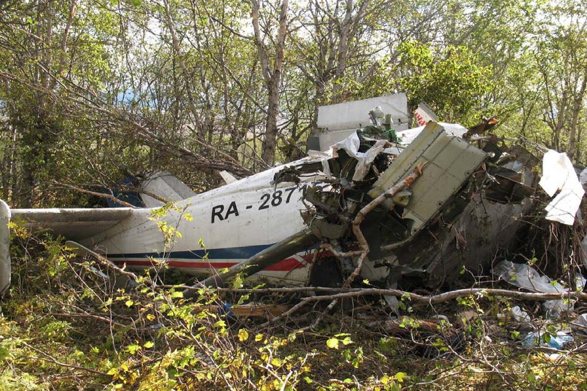 Ан-28, разбившийся при заходе на посадку в Палане
