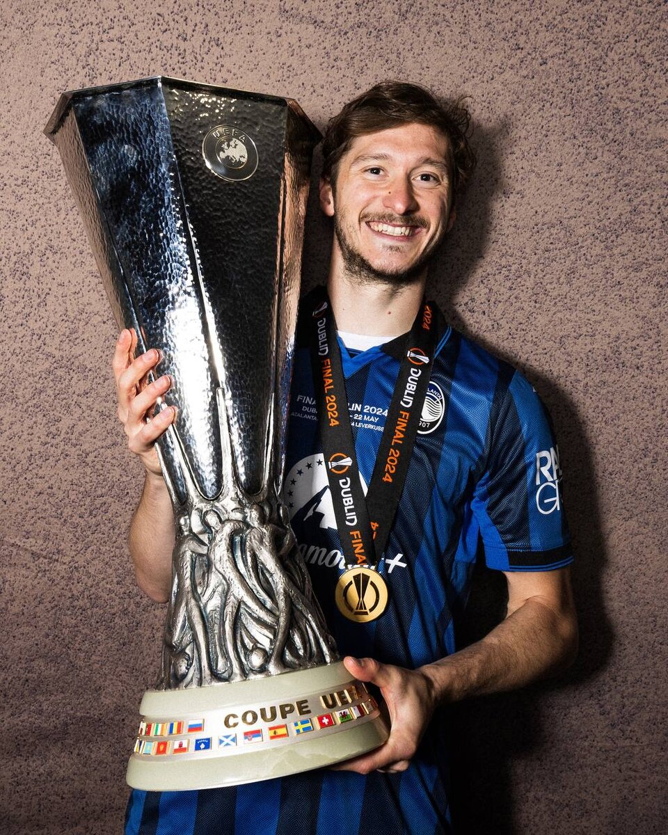 Алексей Миранчук с трофеем. Фото из соцсетей