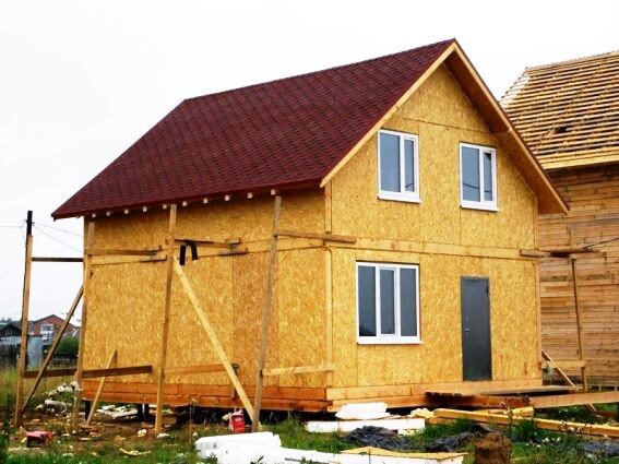 Какой дом можно построить всего за пару дней, и при нормальном качестве не ударит по карману? Совет: выбирайте панельный каркасник