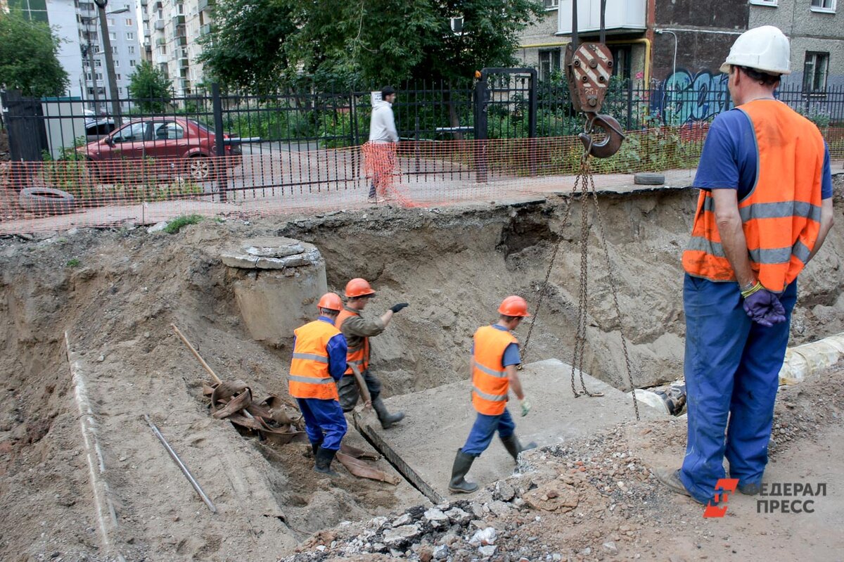 На данный момент коммунальные службы работают над исправлением неполадок, принимая соответствующие меры безопасности.  Фото: Фото: ФедералПресс / Дмитрий Барков