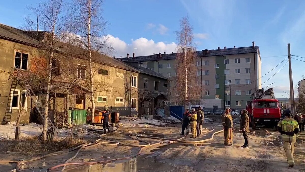 В Ноябрьске в третий раз за месяц загорелся деревянный дом | Время Новостей  | Дзен