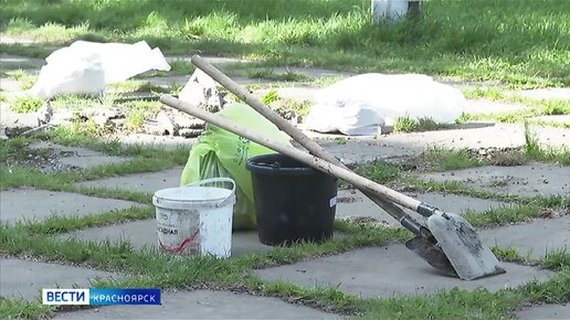 В одном из дворов Октябрьского района на месте детской площадки строят парковку