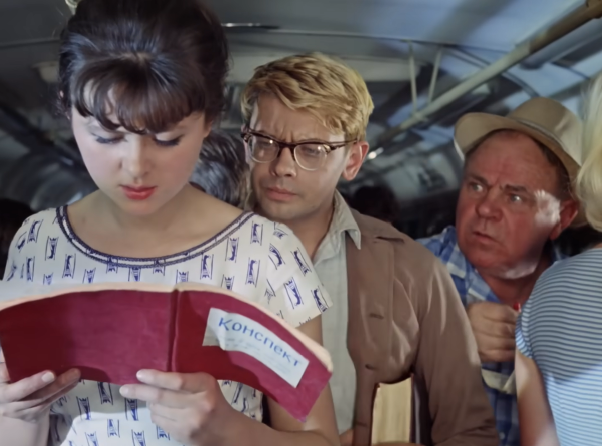 Кадр из кинофильма "Операция "Ы" и другие приключения Шурика", 1965 г., режиссер Леонид Гайдай, сценаристы Яков Костюковский, Морис Слободской, Леонид Гайдай, композитор Александр Зацепин (скриншот)