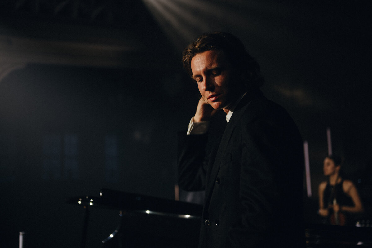     “Мне было проще писать музыку, вдохновляясь исключительно негативными эмоциями”: композитор Никола Мельников об источниках вдохновения и том, как превращать свои негативные эмоции во что-то хорошее