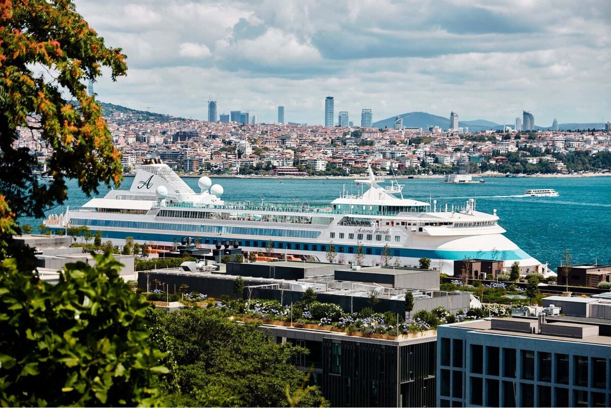 Измир — средиземноморский курорт, его любят местные жители и туристы. Второй по величине порт Турции расположен на восточном побережье — в красивейшей бухте Эгейского моря.
