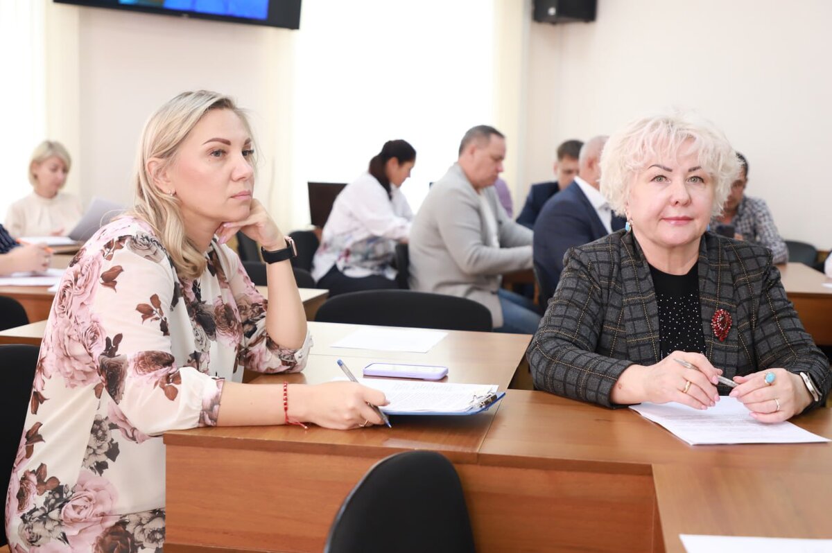 На фото слева — руководитель Госкомтарифэнерго РХ Наталья Михайленко