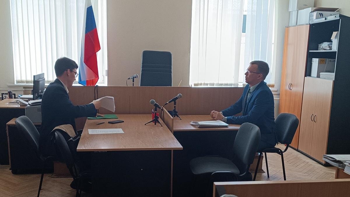    Адвокат (слева) и представитель Роспотребнадзора (справа) перед началом заседания. Фото: Катерина Иванова / MR7