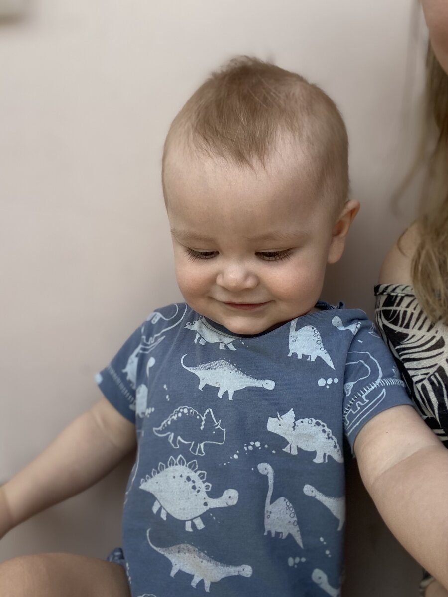 Му вчера ребенка подстригли, так как у него уже сильно отросли волосы посередине, а по бокам все лысо