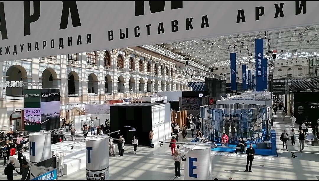 Взгляд на всё пространство выставки с лестницы. Отсутствие цаетового безумия сразу выдаёт стиль собравшихся)) 