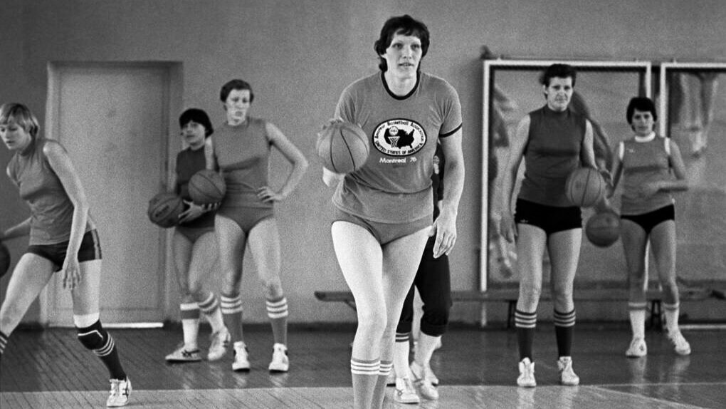 Баскетболистка Ульяна Ларионовна Семёнова многим известна как самая высокая девушка в Советском Союзе.