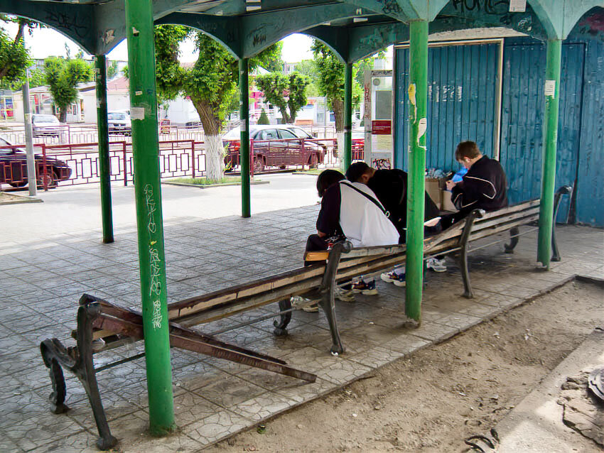 Помнится, не так давно администрация Камышина похвалилась в прессе, что вот-вот начнет устанавливать в Камышине "умные" остановки. Мол, и графики движения автобусов на них будут размещаться, и киоски, и урны, и комфортные лавочки,и чуть ли не зарядные терминалы для телефонов. 
Мечтать, как говорят в народе, не вредно. Но скоро лето, гости, туристы какие-никакие, возможно. прибудут. А город остается с изломанными скамейками на "глупых" остановках на центральных улицах. Можно, конечно, долго обсуждать, кто конкретно "глупый" - остановки или кто-то еще. Но поставить нормальные скамейки на места ожидания пассажиров властям Камышина все-таки ума должно хватить. Мое личное мнение.

Тамара Воеводина, камышанка

Фото читательницы "Блокнота Камышина" (съемка 23 мая)