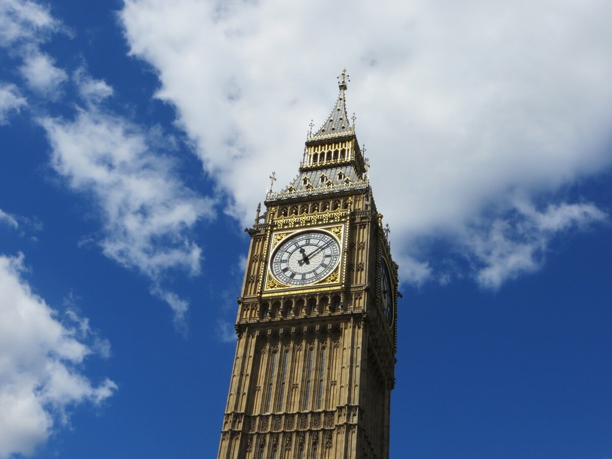 Один из четырех циферблатов стал показывать неправильное время.  Фото: pxhere.com