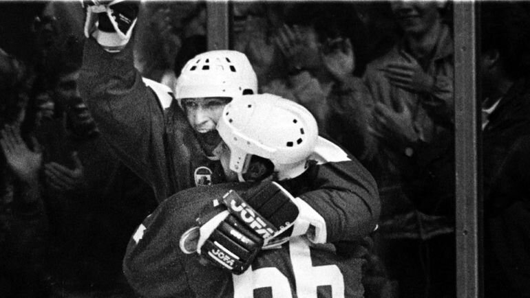 Нападающие сборной Канады Марио Лемье и Уэйн Гретцки на Кубке Канады-1987. Фото AFP