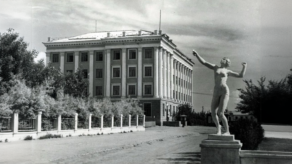 Административное здание треста "Карагандауголь"