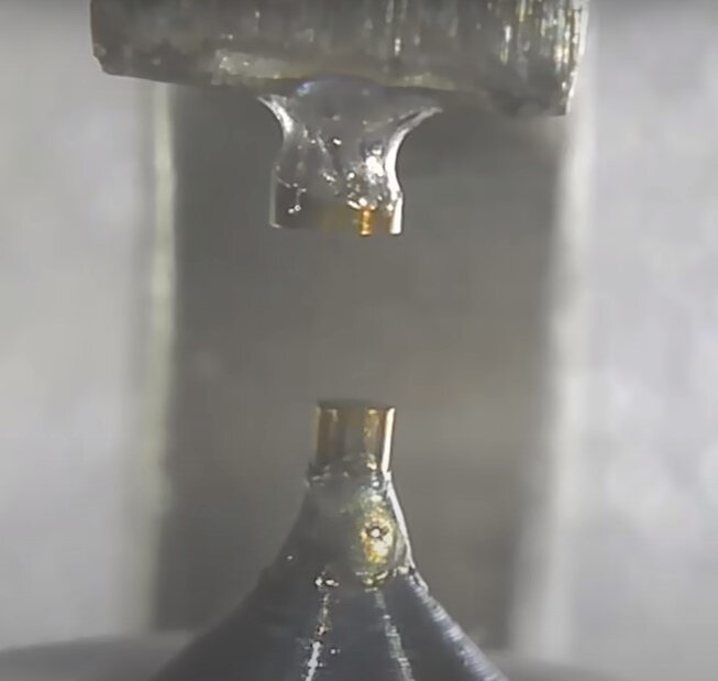 Иридиевые свечи DENSO под увеличением. Иридий отличается по переливу цвета от обычного метала. 