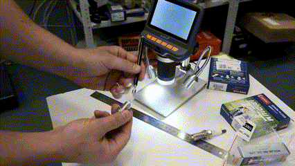 На видео показано, что на свечи есть наплавка сплава иридия на центральном и боковом электродах. На этом виде свечей боковой электрод НЕ БУДЕТ МАГНИТИТЬСЯ! Свеча ОРИГИНАЛЬНАЯ!