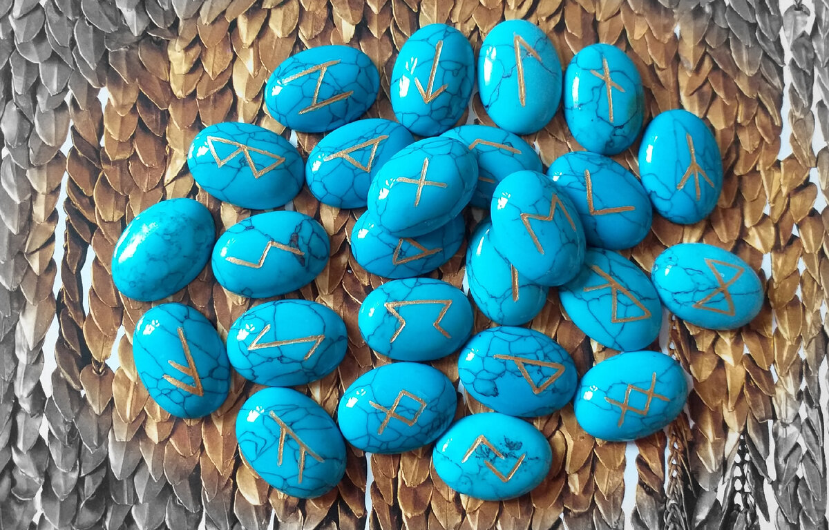 Рунный набор Старший Футарк на кабошонах турквенита. Ссылка на магазин в описании канала