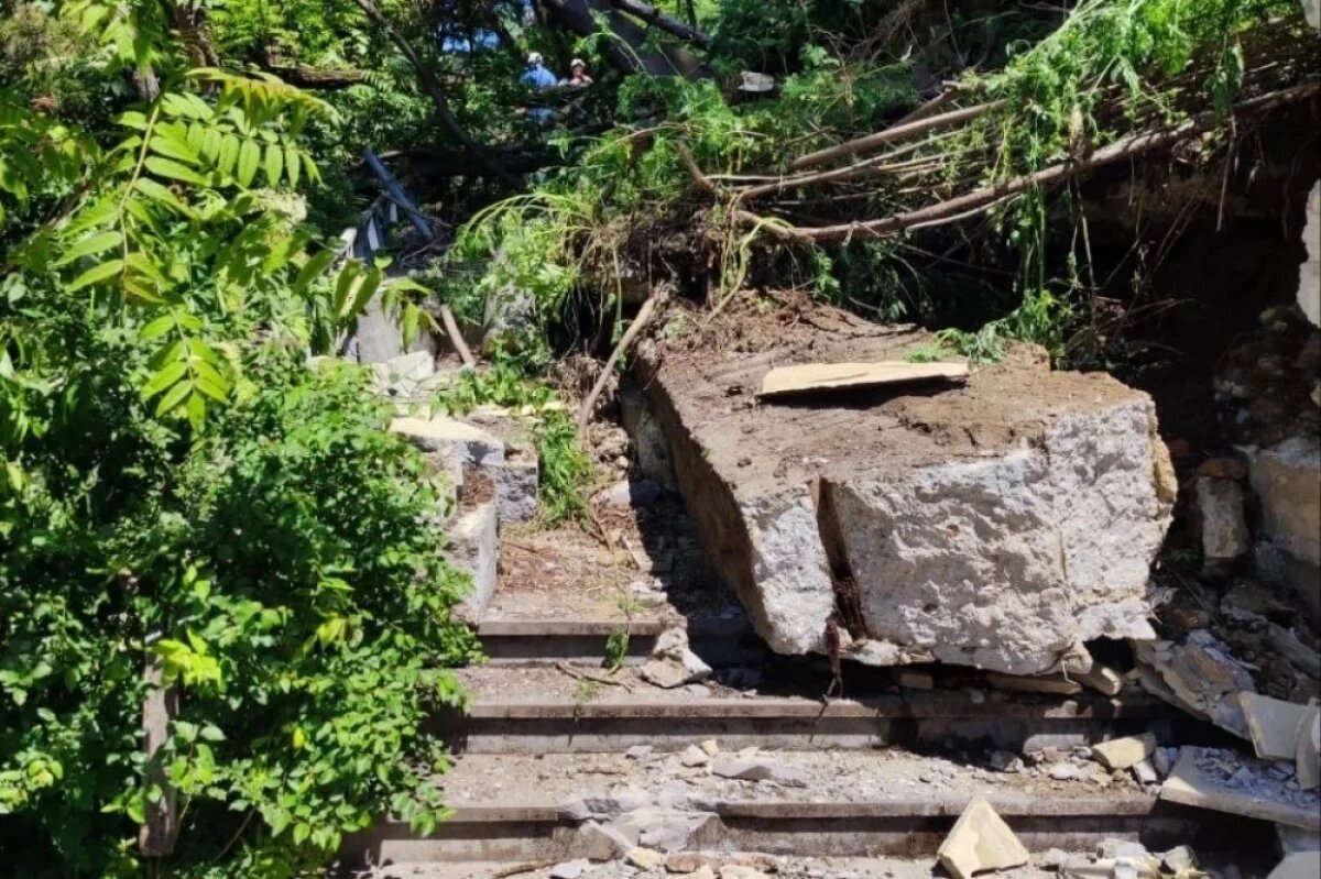    Опорная стена обвалилась в районе Курортного бульвара в Кисловодске