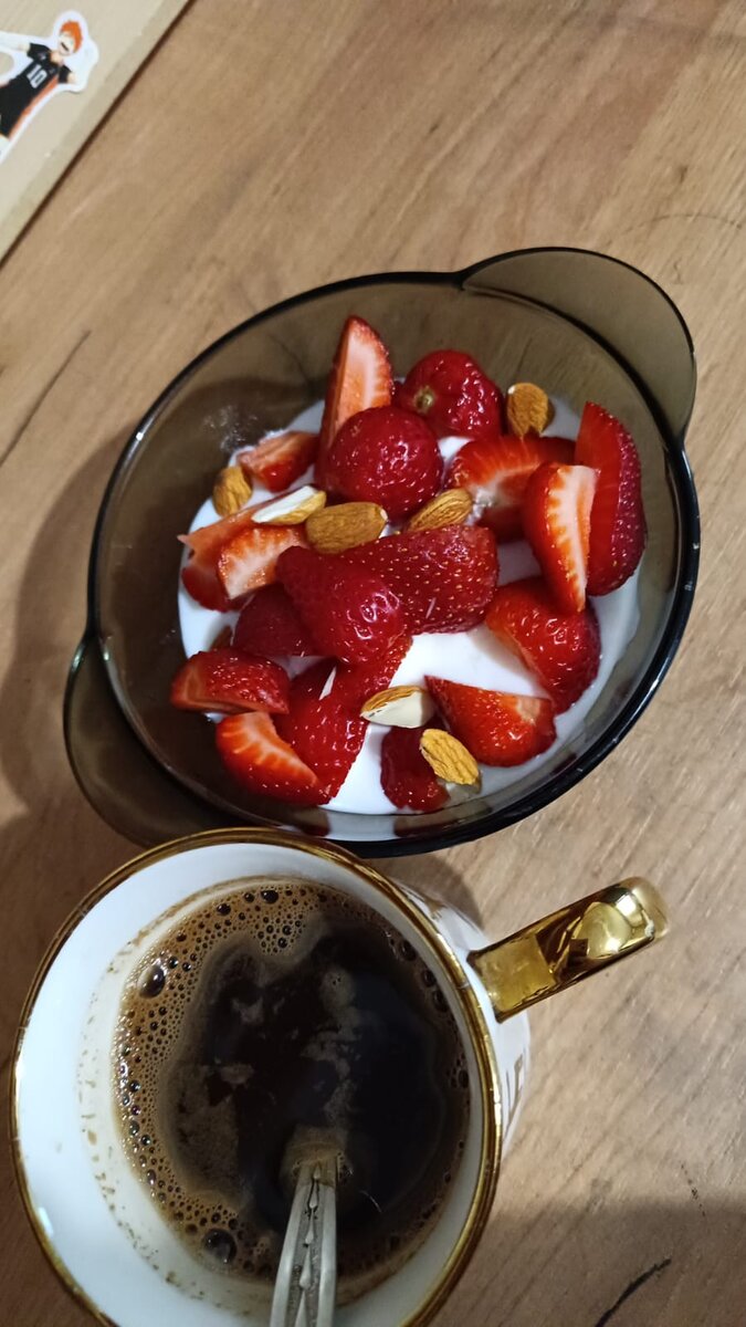 Полдник: Творог, сметана, клубника и орехи... Без сахара. 