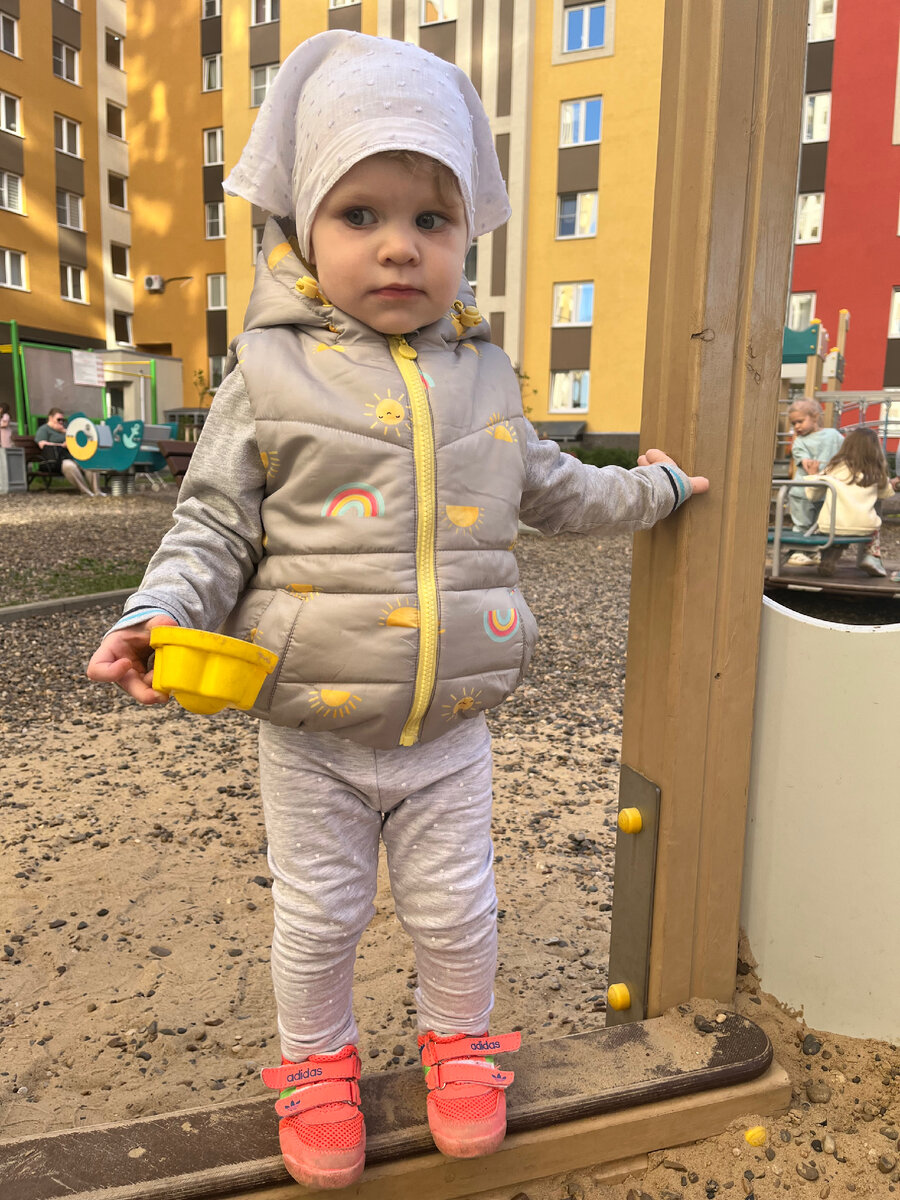 Непривычно на прогулку надевать косынку, а не шапку..