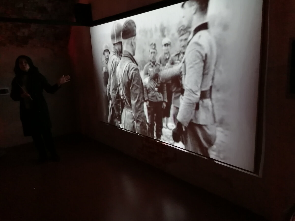 Во многих экспозициях мультимедийные системы показывают кинохронику о той лихой поре, о крепости...