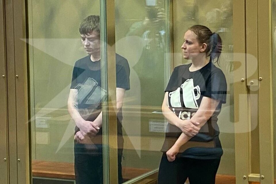    Сергей Бугорков и его жена Алена слушают приговор за убийство пятилетнего сына. Ангелина НАЗАРЧУК