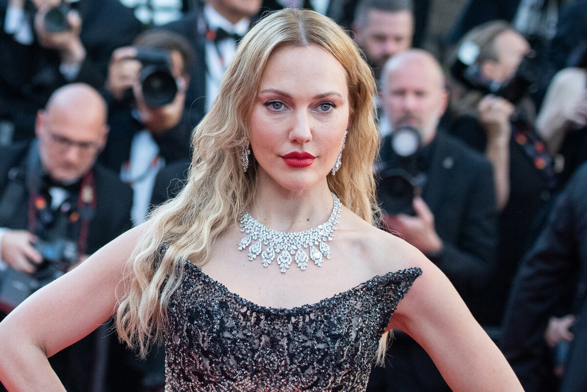     «Так увлечена партнёром»: Мерьем Узерли и Бурак Беркай Акгюль вышли в свет, спровоцировав слухи о романе