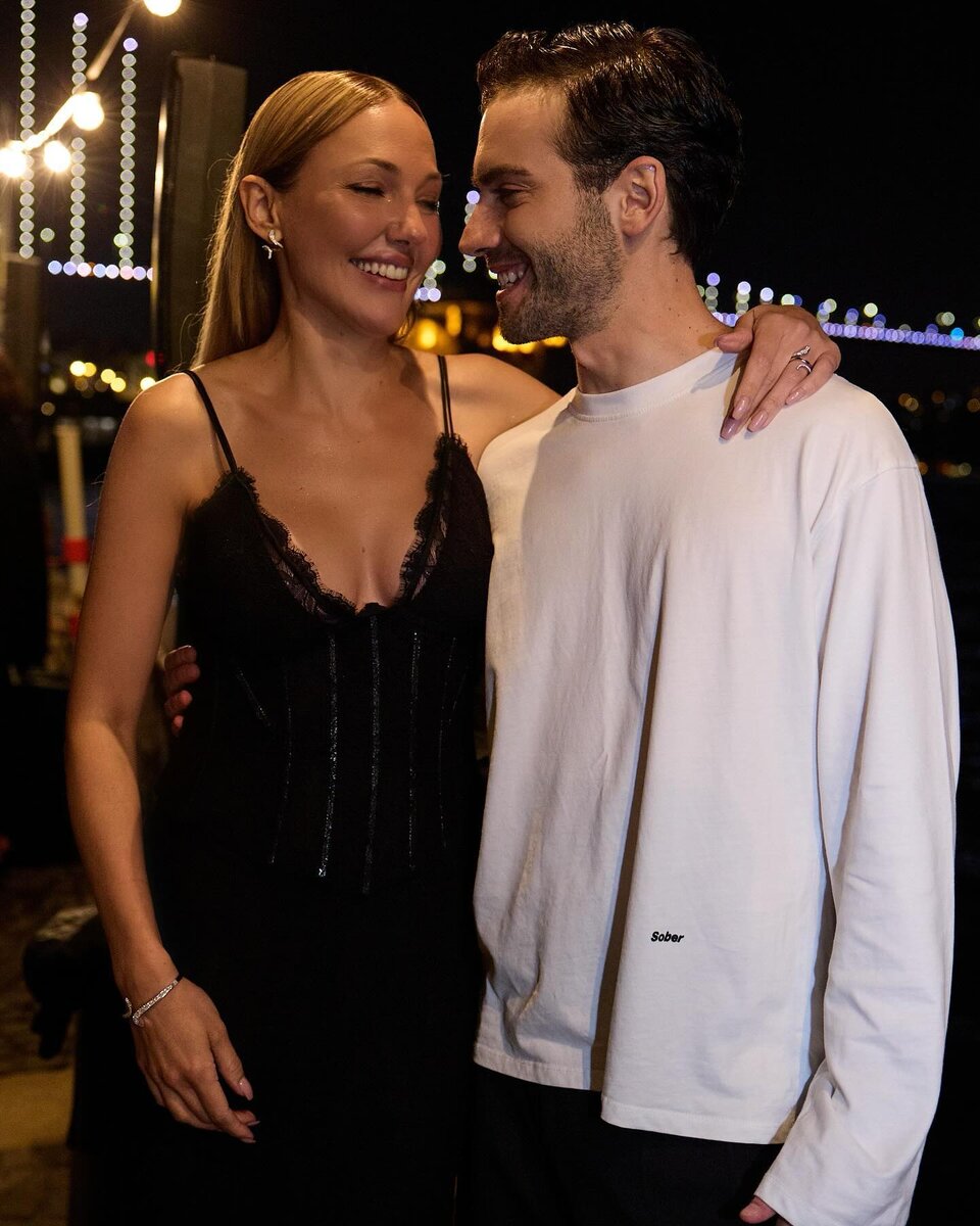    Мерьем Узерли и Бурак Беркай АкгюльСоцсети