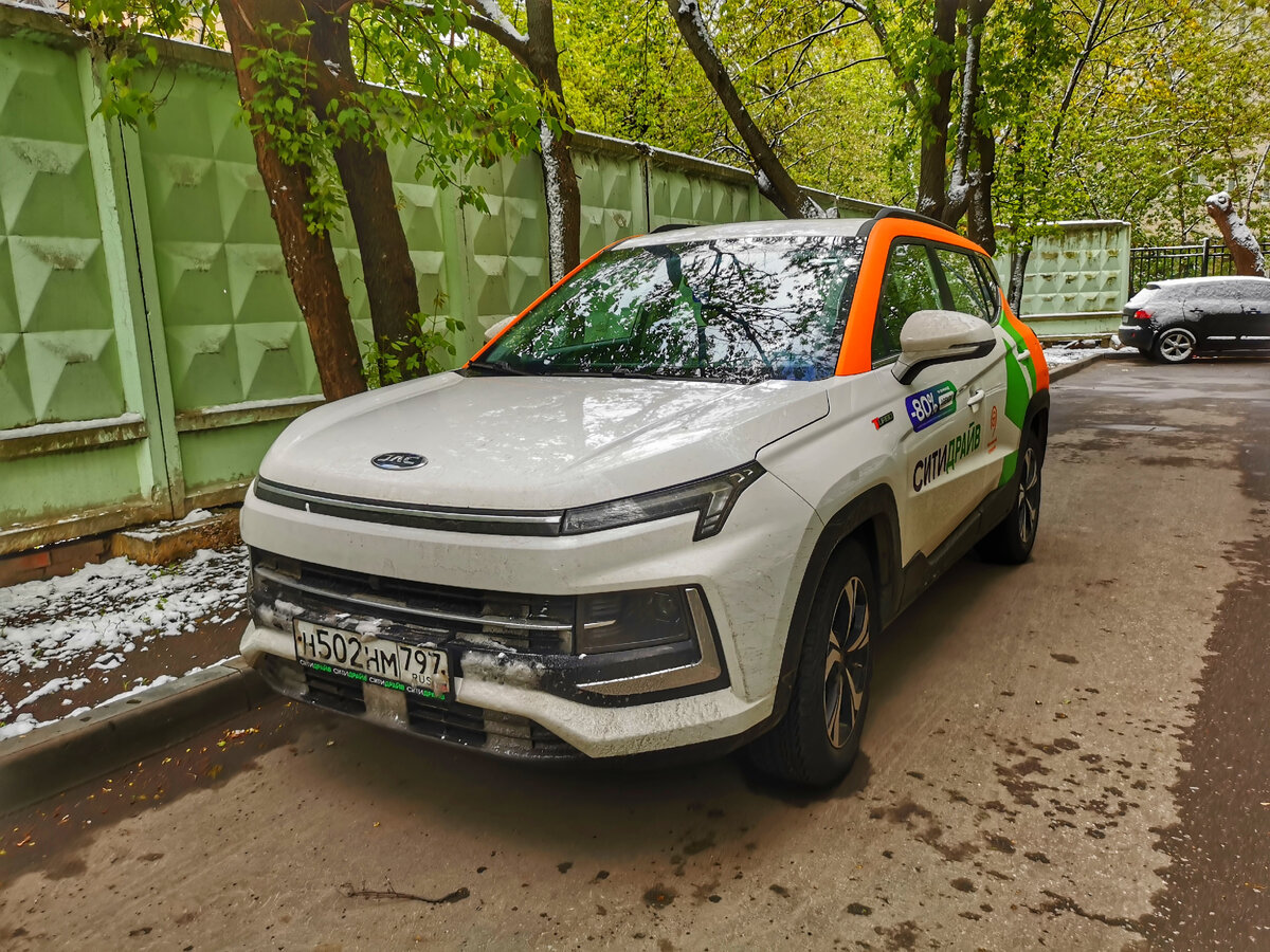 Каршеринговый автомобиль JAC JS4. Компания "Ситидрайв". Во дворах на улице Маршала Бирюзова.