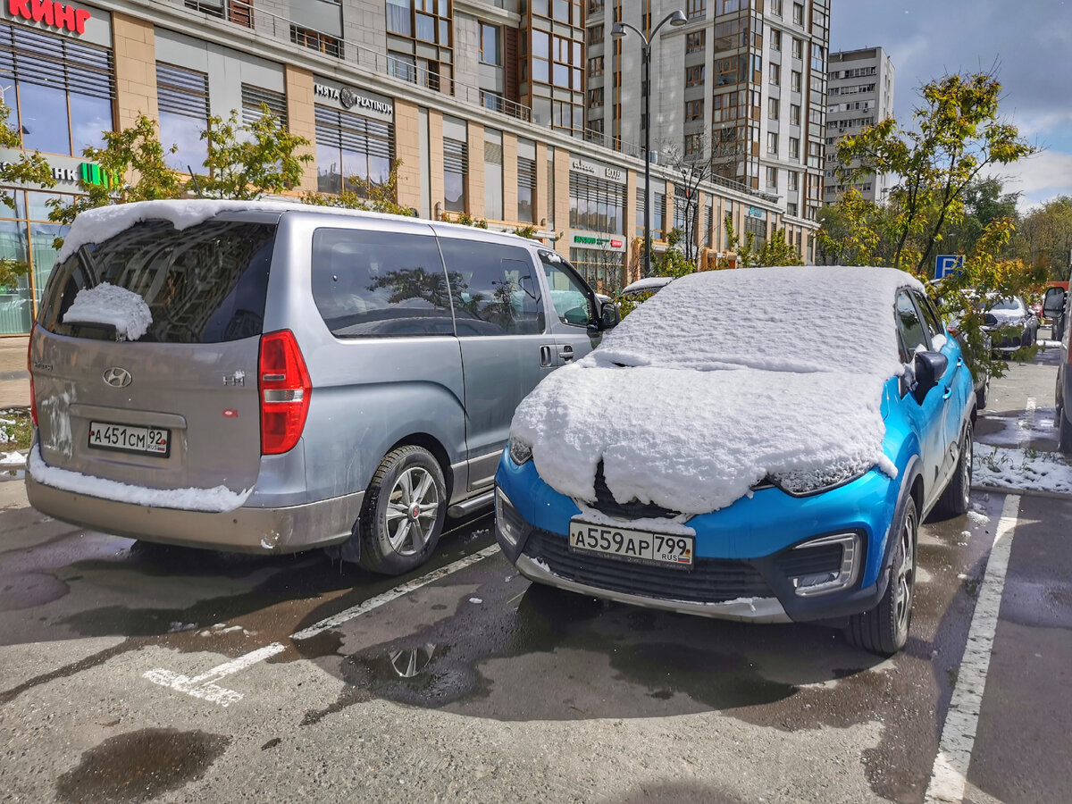 Заснеженный после метели 8 мая Renault Kaptur. Проезд Серебрякова.