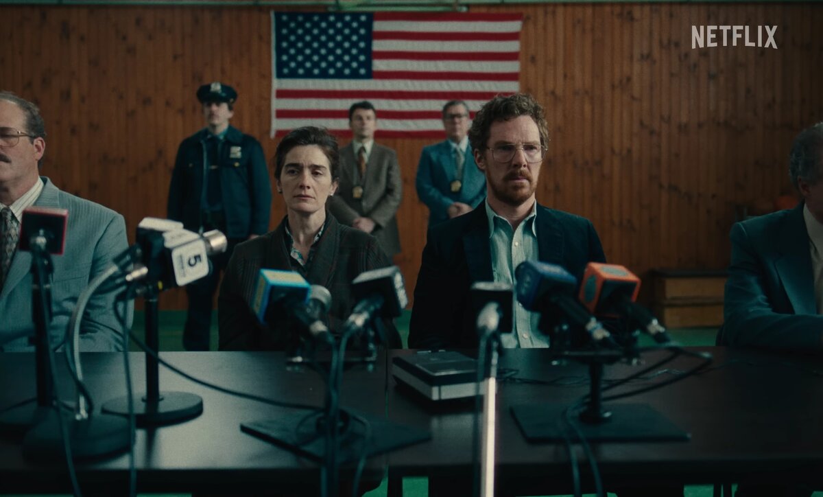 Изображение: стоп-кадр из официального трейлера Netflix к сериалу «Эрик» (https://www.shot-tv.com/blog/video/benedikt-kamberbetch-pytaetsya-najti-propavshego-syna-v-trejlere-k-serialu-erik/) / https://youtu.be/eGaAl_8QW2c