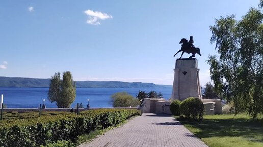 Тольятти у памятника В. Н. Татищеву