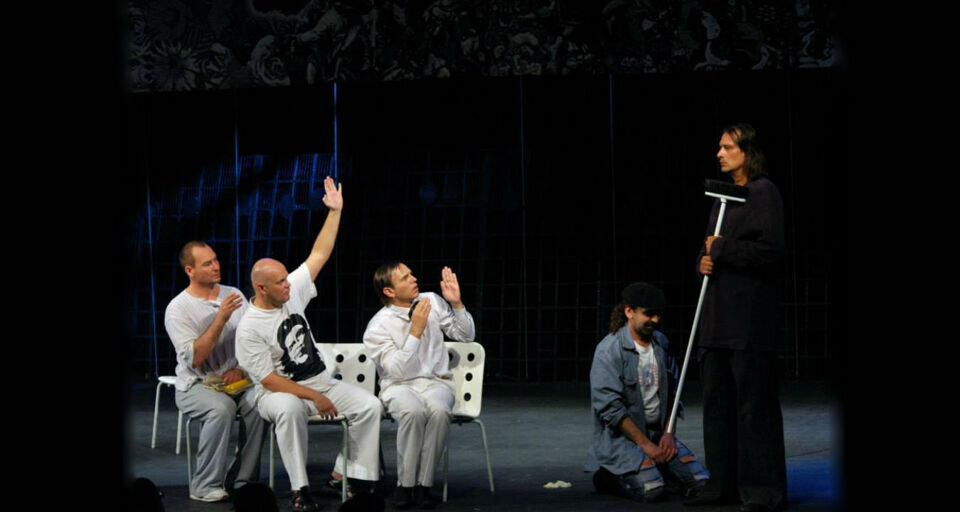 "Рубиновый вторник", театр Луны. Фото взято с Яндекс картинки, в свободном доступе 