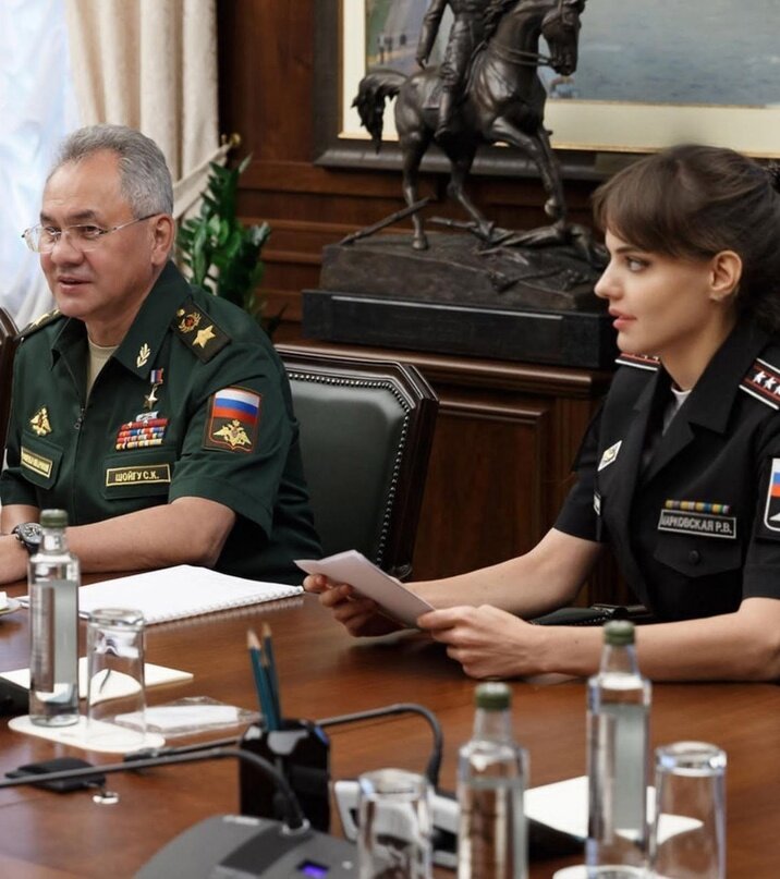 Вместе с шефом. В сети таких фото раз-два и обчёлся