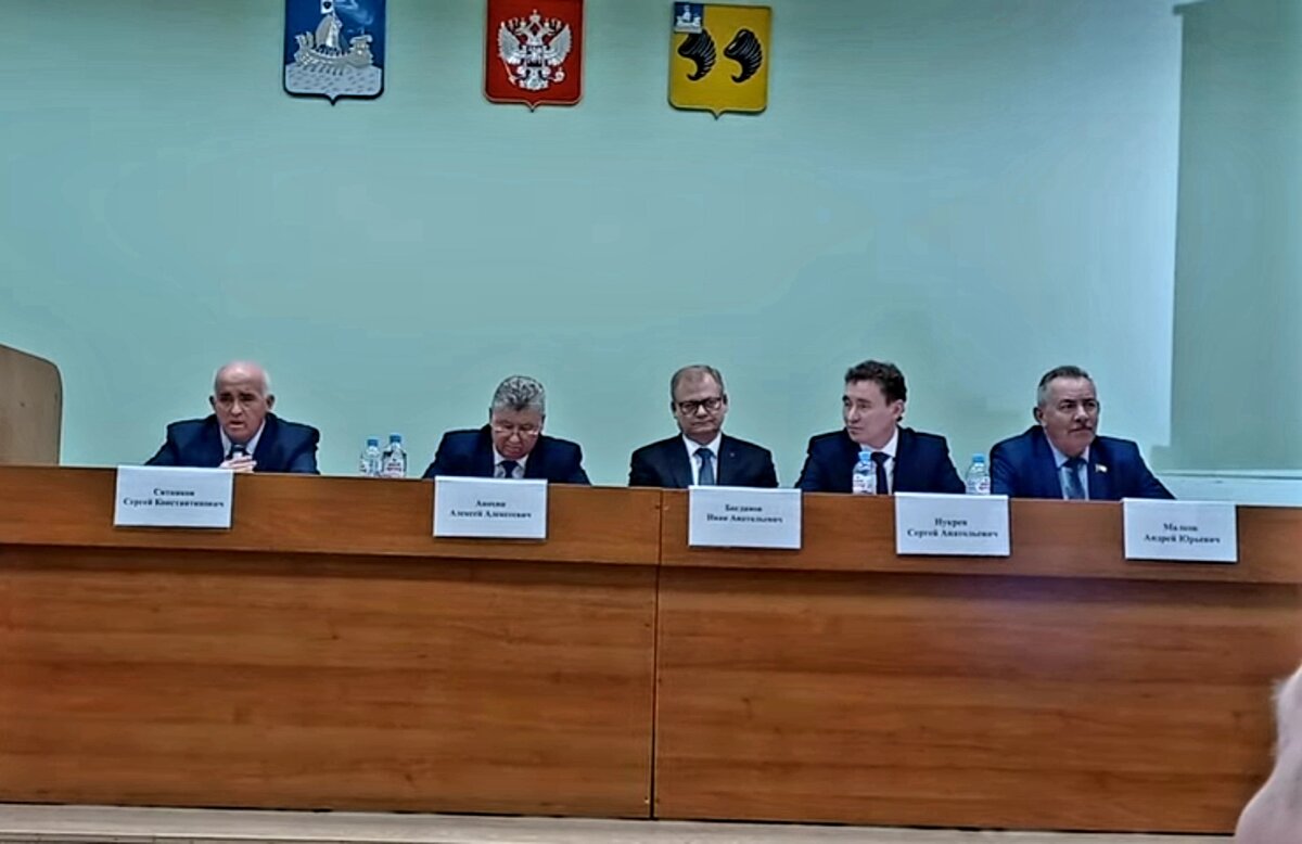 То самое собрание, губернатор - слева, с микрофоном в руке.