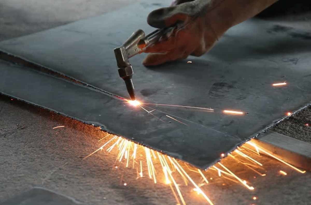 Особенностью газовой резки является возможность работы с металлами различной толщины