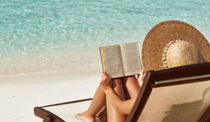 Наступило лето. Можно всё бросить, и отправиться на пляж, поваляться с книгой в руках.  
