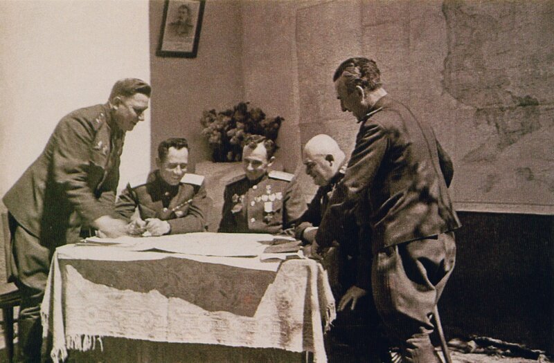 Военный Совет 38 армии. В центре командарм Москаленко. Судя по карте, это конец 1943г.