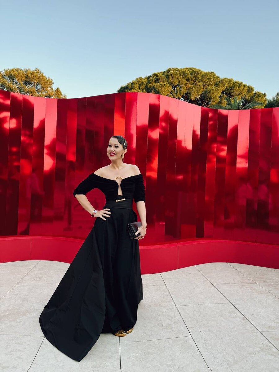    Ксения выбрала total look от модного дома Schiaparelli стоимостью около 2 млн рублей. Фото: соцсети.