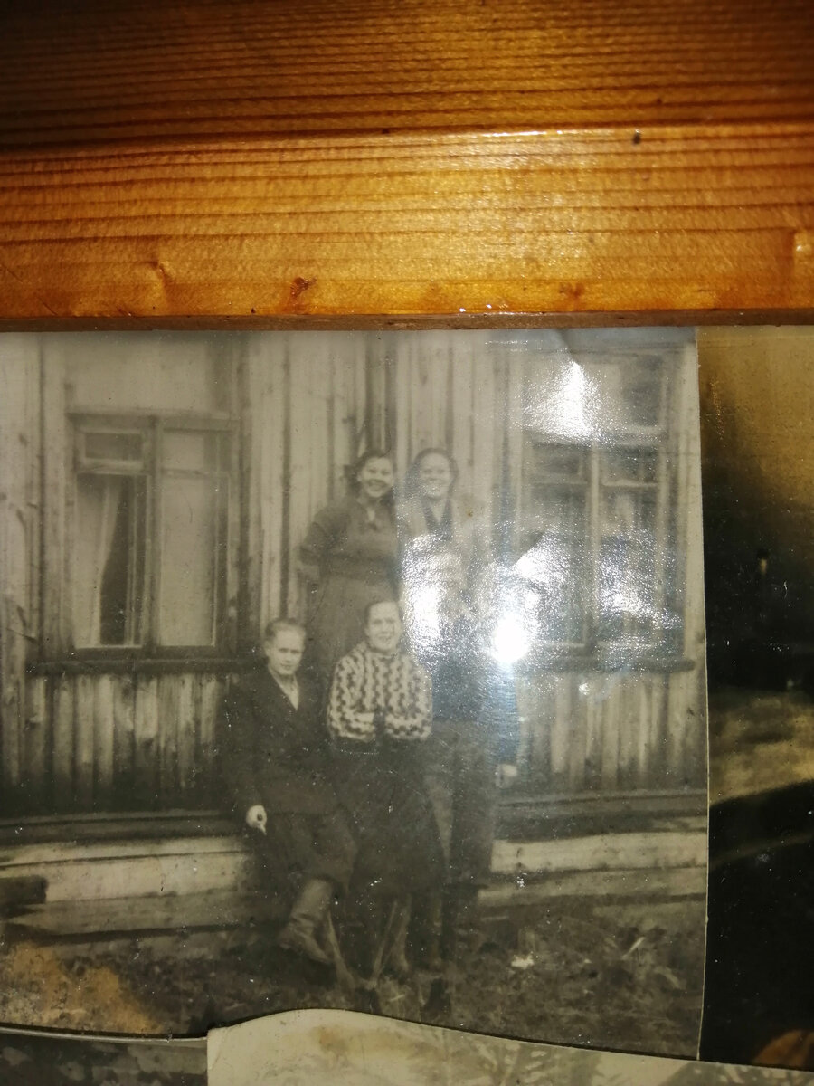 Сашины мама, тётя и другие родственники. Фото моё.