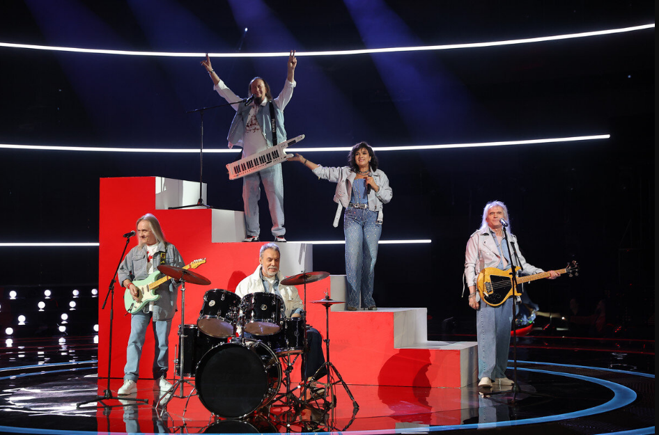 По следам бременских музыкантов книга сыщик. Давай 1 песню. Книжка по следам бременских музыкантов. Стехотворениео музыке. Стихи детского сада.