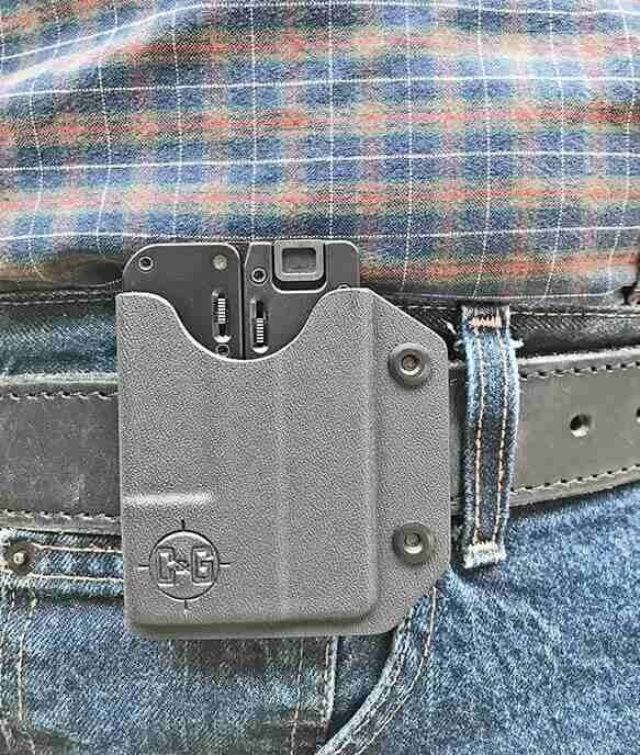 Пистолет в кобуре.