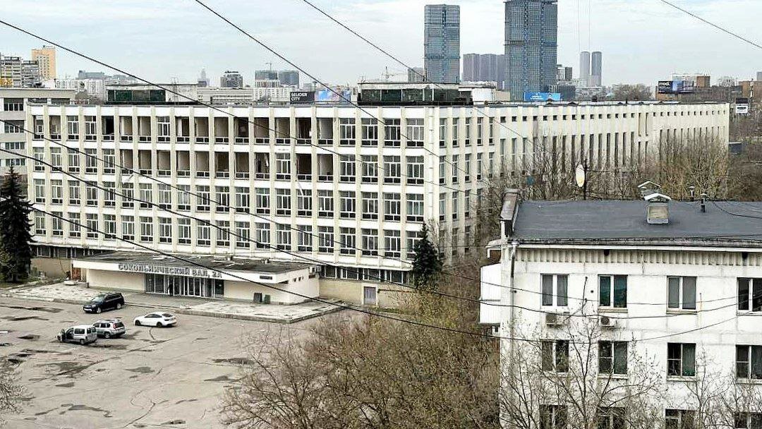 © t.me/stroi_news (В Москве приступили к сносу бывшего здания известного на весь мир конструкторского бюро Московского вертолетного завода им. Миля)