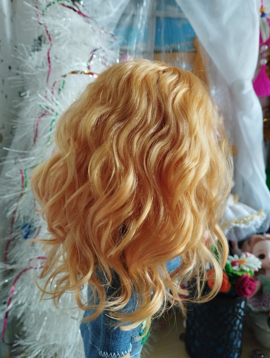 Смочила волосы водой с бальзамом и оставила сушить до утра. И вот такие кудряшки получились. 