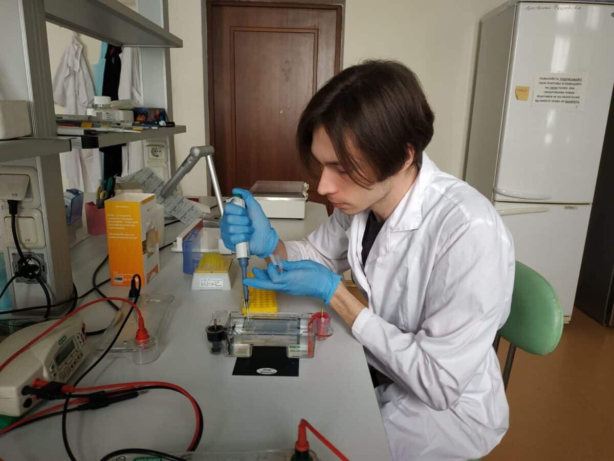    Кирилл Бозов, аспирант кафедры биохимии и регенеративной биомедицины ФФМ МГУ / © Максим Карагяур, пресс-служба РНФ
